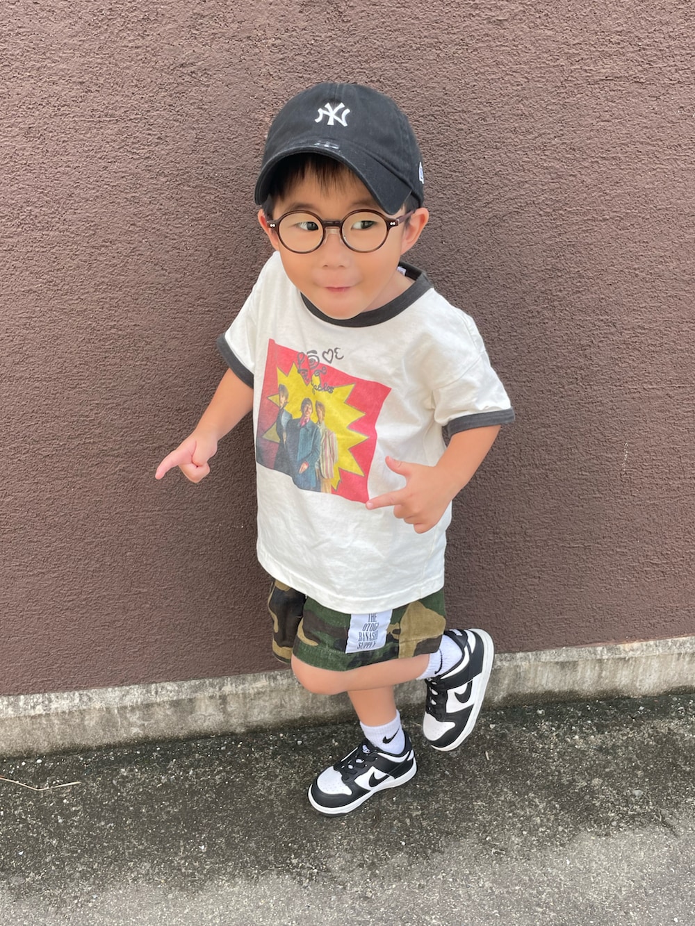 「休日スタイル、カジュアルコーデ、お出かけコーデ、カモフラ、迷彩、NIKE、ナイキ、nike dunk、4歳、キッズコーデ、ハーフパンツ、スニーカー、スニーカー×靴下、ナイキスニーカー、秋服まるっと大公開」｜「NEW ERAのニューエラキッズ キャップ Youth9TWENTY MLB（キャップ、ブラック系）」を使った、KAI☺︎KAIさん（キッズ・90cm）の秋コーディネートの3枚目の写真