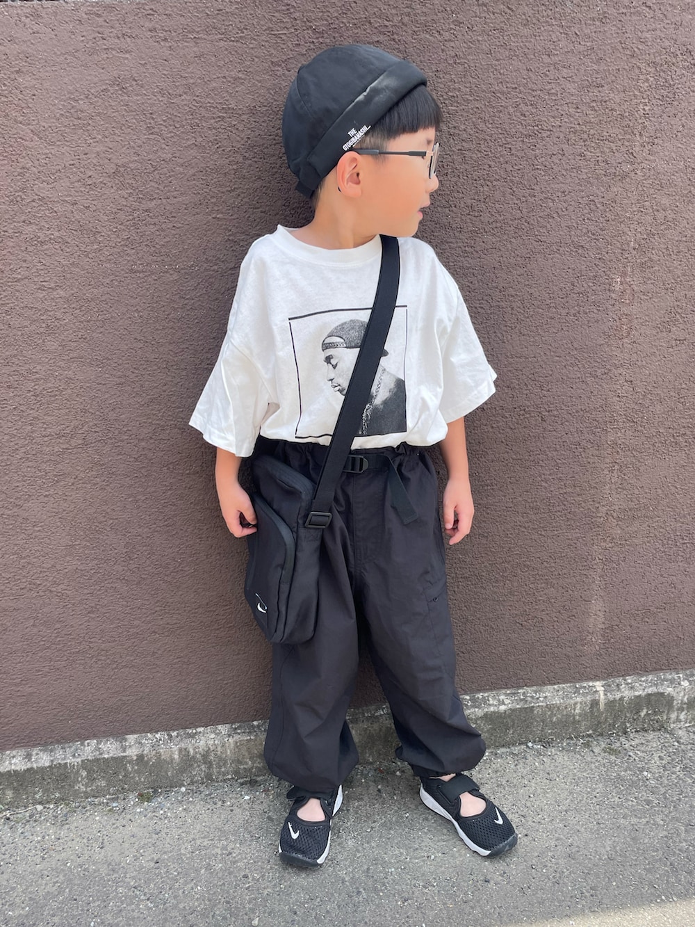 ホワイト系のTシャツ/カットソー、ブラック系のパンツ、ブラック系のボディバッグ/ウエストポーチを着用したキッズの夏コーディネートの2枚目の写真