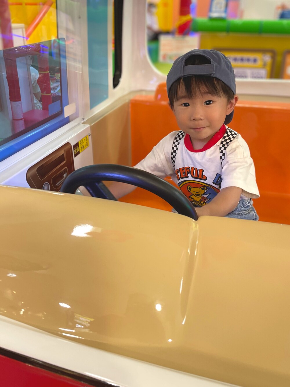 ブルー系のデニムパンツ、ブラック系のサンダル、レッド系のTシャツ/カットソーを着用したキッズの夏コーディネートの5枚目の写真