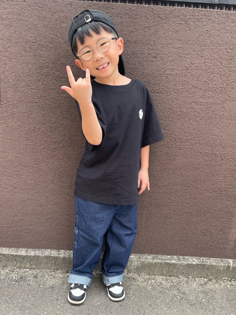 ブルー系のカーゴパンツ、ブラック系のTシャツ/カットソー、ブラック系のスニーカーを着用したキッズの夏コーディネートの2枚目の写真