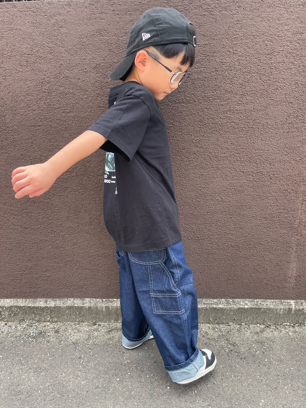 ブルー系のカーゴパンツ、ブラック系のTシャツ/カットソー、ブラック系のスニーカーを着用したキッズの夏コーディネートの3枚目の写真