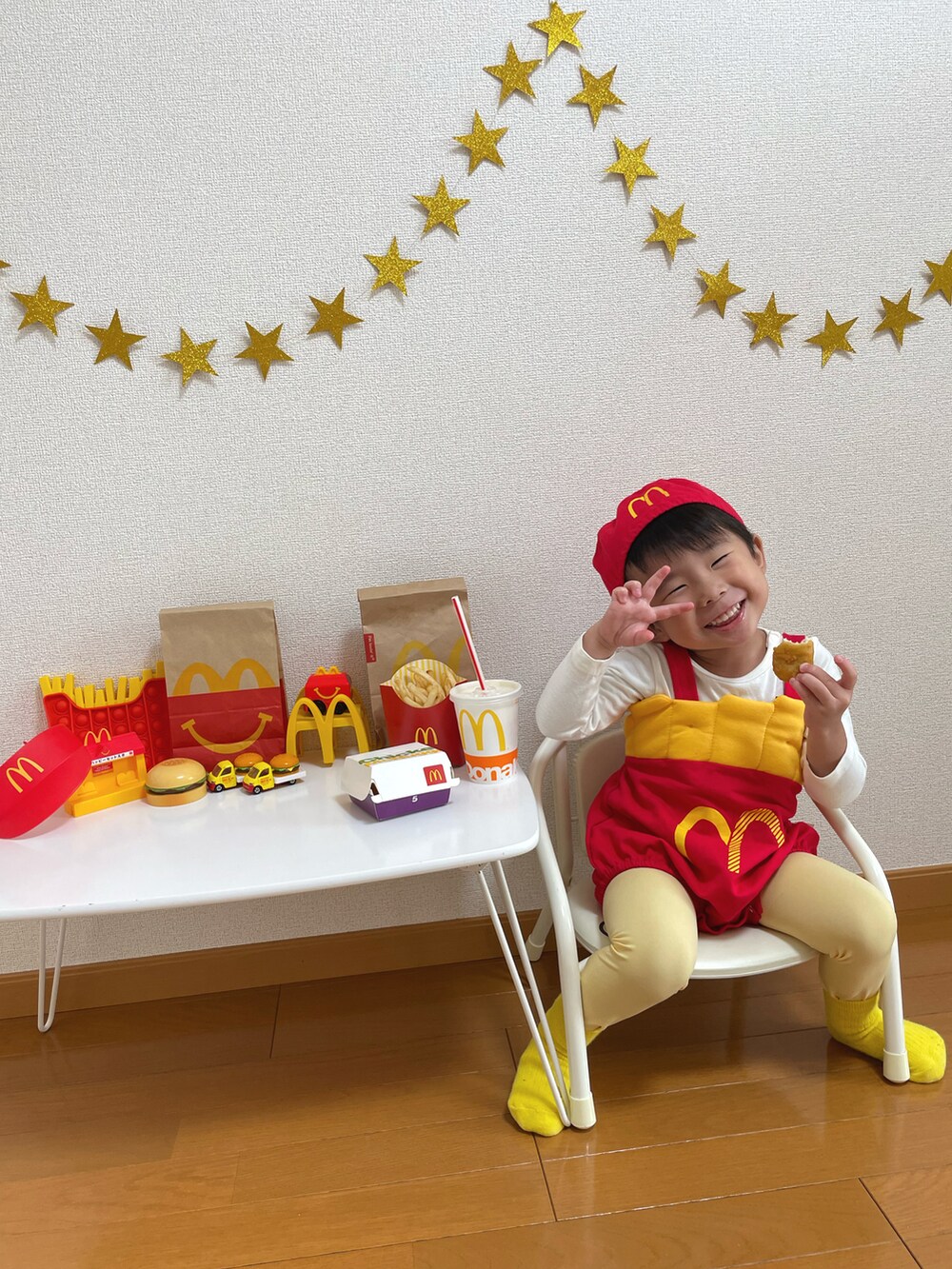その他のTシャツ/カットソー、レッド系のコスチューム/パーティーグッズを着用したキッズの秋コーディネートの2枚目の写真