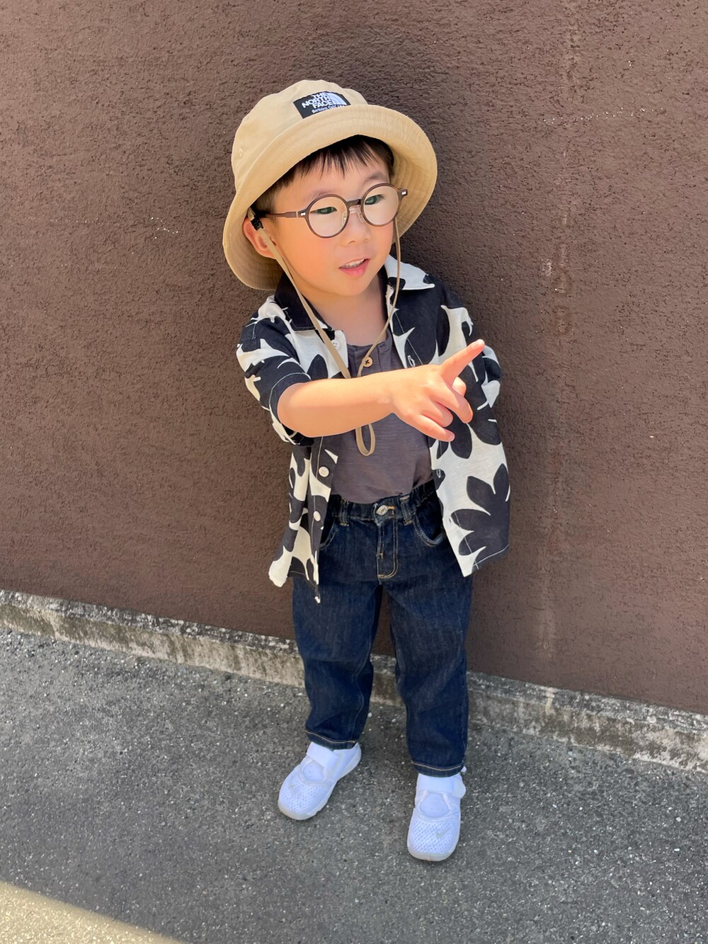 ブラック系のシャツ/ブラウス、グレー系のタンクトップ、ブルー系のデニムパンツを着用したキッズの春コーディネートの2枚目の写真