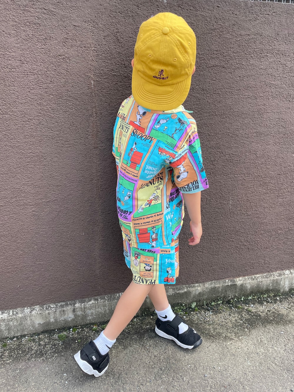 その他のシャツ/ブラウス、その他のその他パンツ、ブラック系のサンダルを着用したキッズの夏コーディネートの2枚目の写真