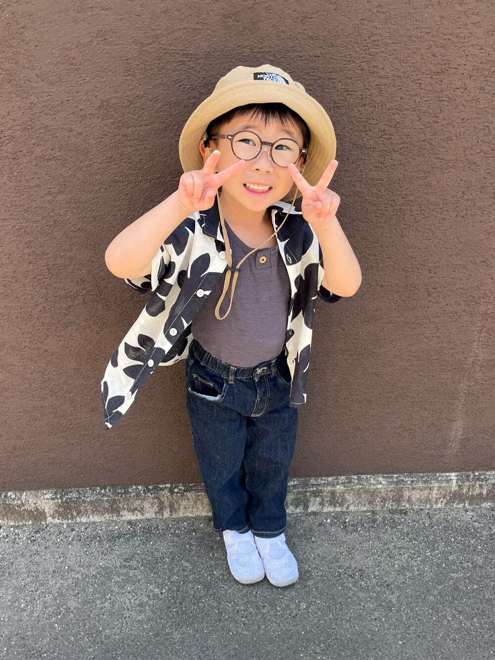 ブラック系のシャツ/ブラウス、グレー系のタンクトップ、ブルー系のデニムパンツを着用したキッズの春コーディネートの3枚目の写真