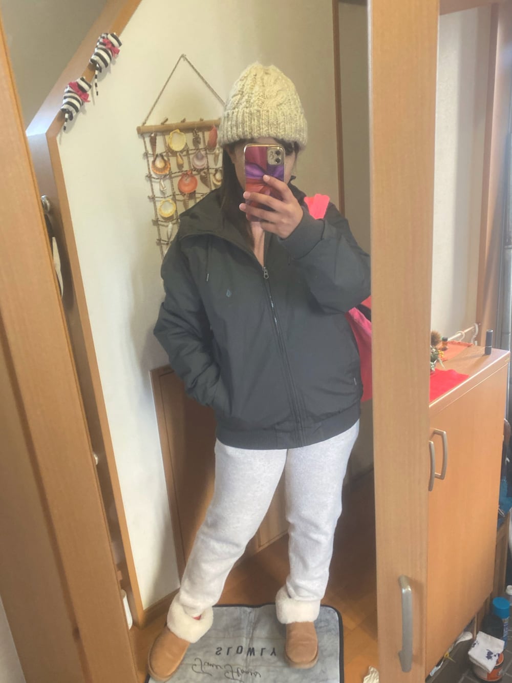 ピンク系のスウェット、ベージュ系のパンツ、ベージュ系のブーツを着用したレディースの冬コーディネートの3枚目の写真