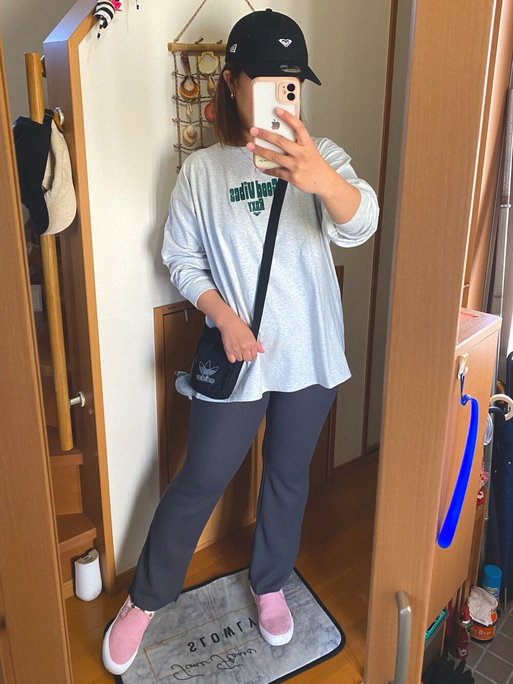 ピンク系のスニーカー、ブラック系のその他パンツ、グレー系のTシャツ/カットソーを着用したレディースの秋コーディネートの2枚目の写真