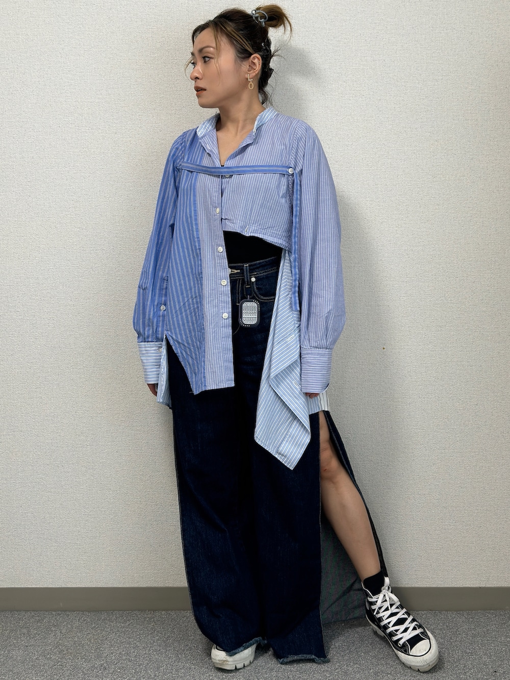 ブルー系のシャツ/ブラウス、ブラック系のスニーカーを着用したレディースの冬コーディネートの3枚目の写真