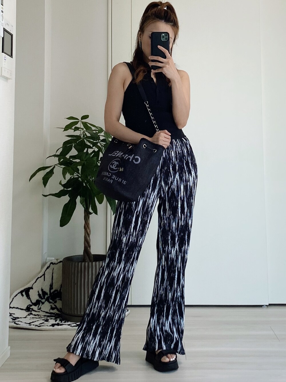 「夏コーデ、夏、ゆるコーデ、今日のコーデ、おしゃれさんと繋がりたい、きれいめカジュアル、低身長、ootd、オトナ女子、大人かわいい、サンダル、低身長女子、低身長コーデ、chanel」｜「CHANELのアイテム（バッグ、ブラック系）」を使った、__loveyui__さん（レディース・152cm）の夏コーディネートの2枚目の写真