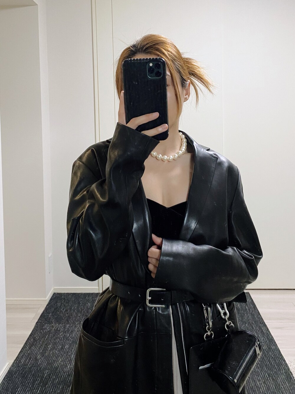 ブラック系のテーラードジャケット、ベージュ系のスカート、ブラック系のスニーカーを着用したレディースの冬コーディネートの3枚目の写真