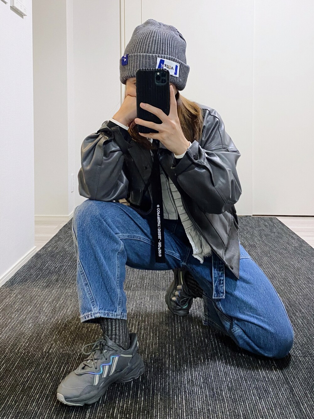 ブルー系のデニムパンツ、ホワイト系のシャツ/ブラウスを着用したレディースの冬コーディネートの5枚目の写真