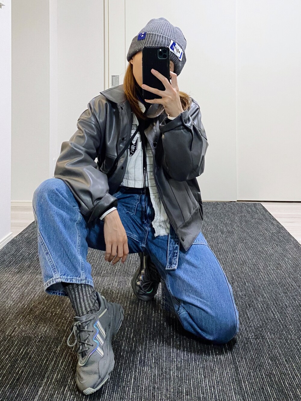 ブルー系のデニムパンツ、ホワイト系のシャツ/ブラウスを着用したレディースの冬コーディネートの2枚目の写真