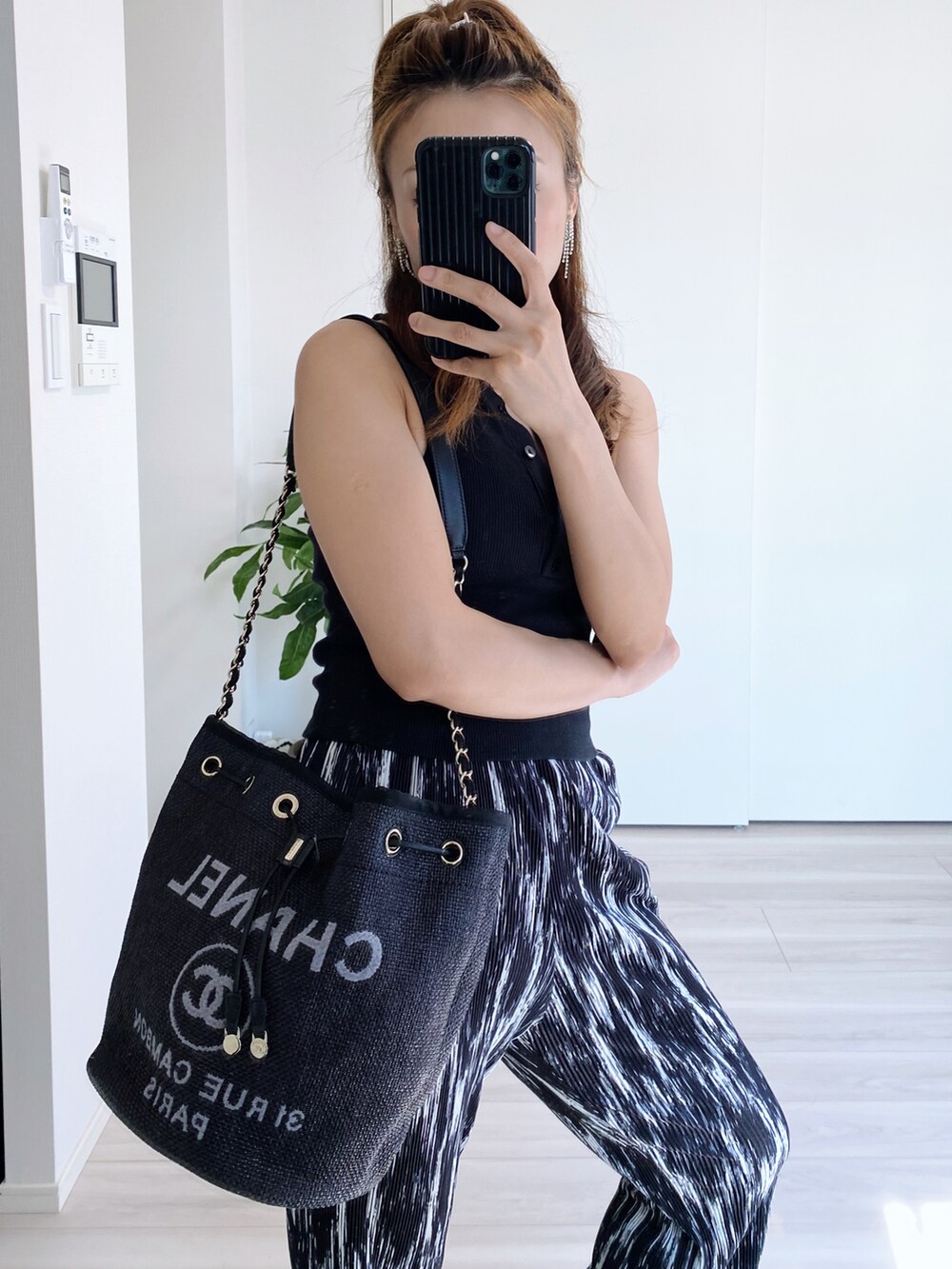 「夏コーデ、夏、ゆるコーデ、今日のコーデ、おしゃれさんと繋がりたい、きれいめカジュアル、低身長、ootd、オトナ女子、大人かわいい、サンダル、低身長女子、低身長コーデ、chanel」｜「CHANELのアイテム（バッグ、ブラック系）」を使った、__loveyui__さん（レディース・152cm）の夏コーディネートの3枚目の写真