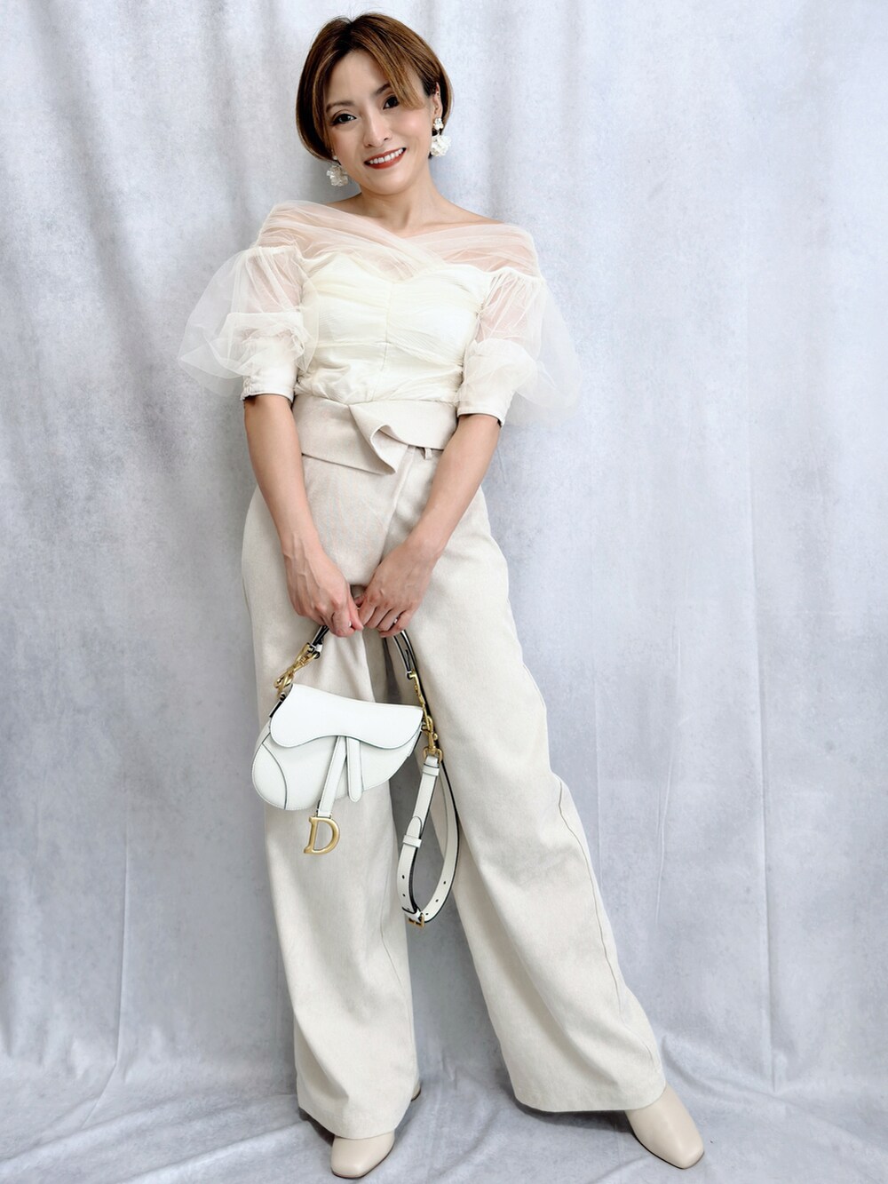 ホワイト系のTシャツ/カットソー、ホワイト系のその他パンツ、ホワイト系のバッグを着用したレディースの冬コーディネートの5枚目の写真