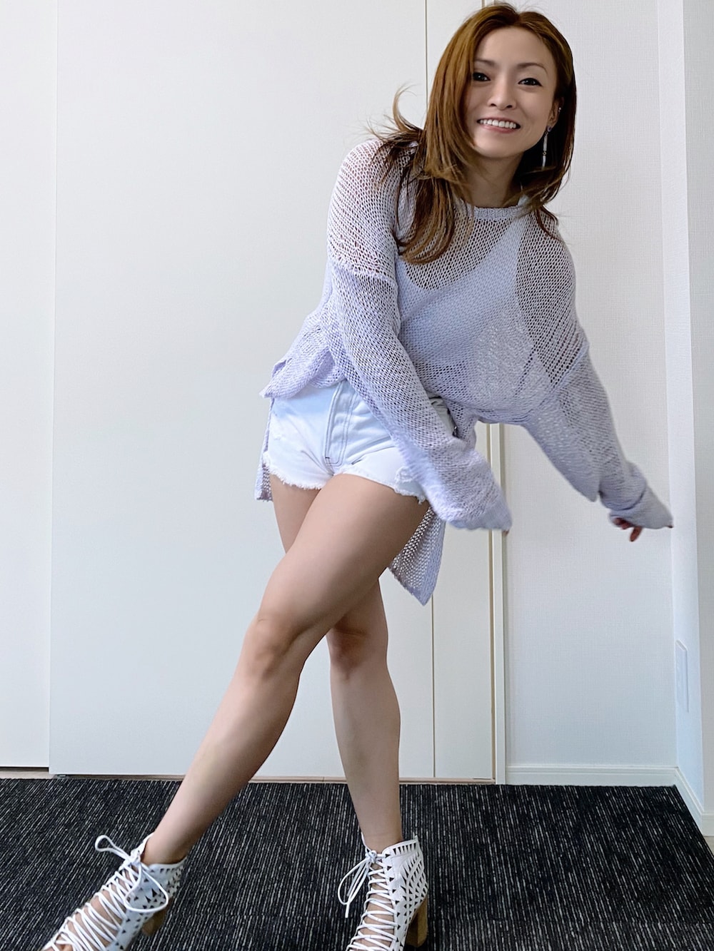 ホワイト系のデニムパンツ、パープル系のニット/セーターを着用したレディースの夏コーディネートの4枚目の写真