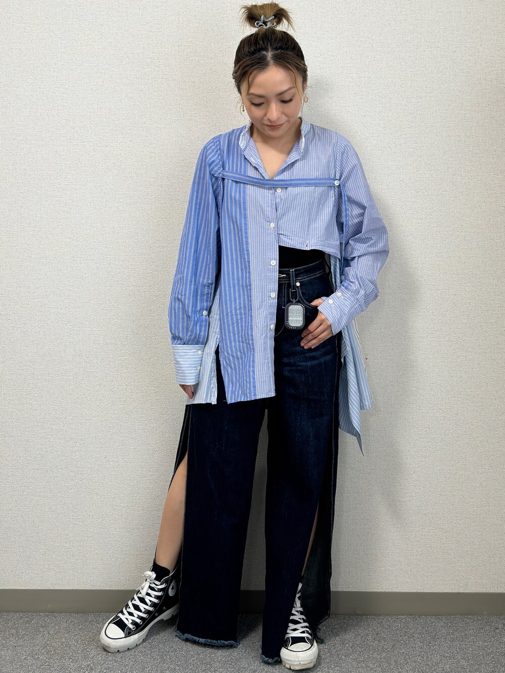 ブルー系のシャツ/ブラウス、ブラック系のスニーカーを着用したレディースの冬コーディネートの2枚目の写真