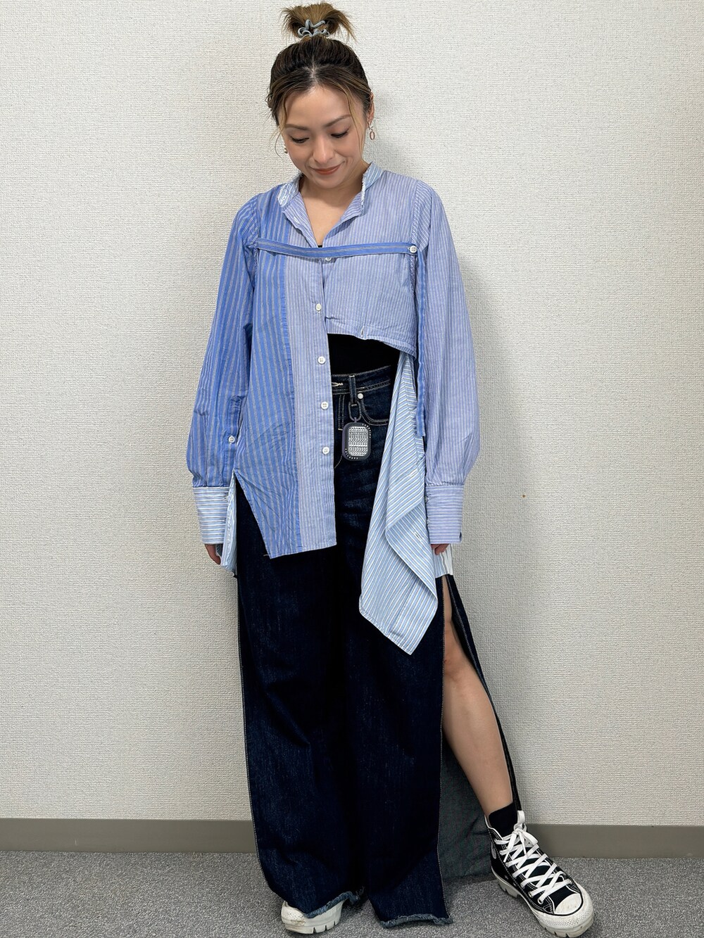 ブルー系のシャツ/ブラウス、ブラック系のスニーカーを着用したレディースの冬コーディネートの4枚目の写真