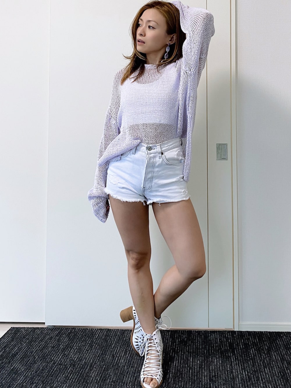 ホワイト系のデニムパンツ、パープル系のニット/セーターを着用したレディースの夏コーディネートの5枚目の写真