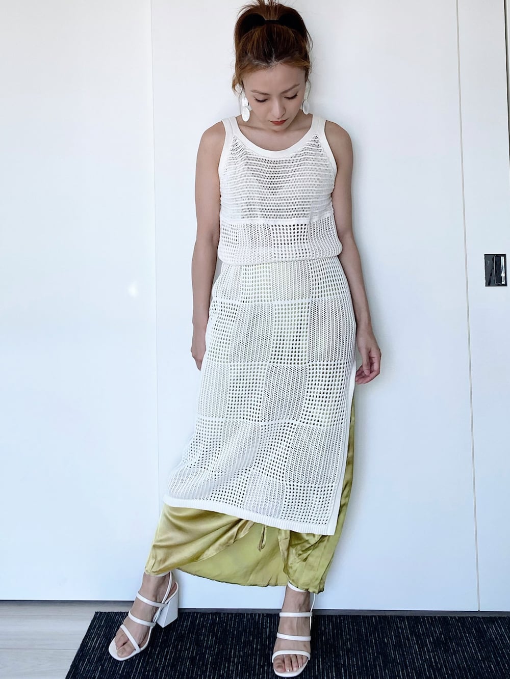 ホワイト系のワンピース/ドレス、ホワイト系のサンダル、イエロー系のスカートを着用したレディースの夏コーディネートの2枚目の写真