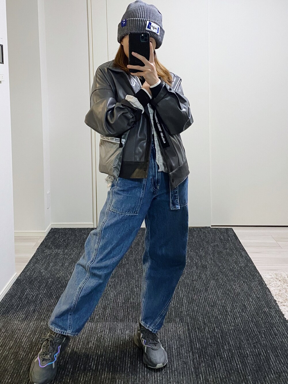 ブルー系のデニムパンツ、ホワイト系のシャツ/ブラウスを着用したレディースの冬コーディネートの4枚目の写真