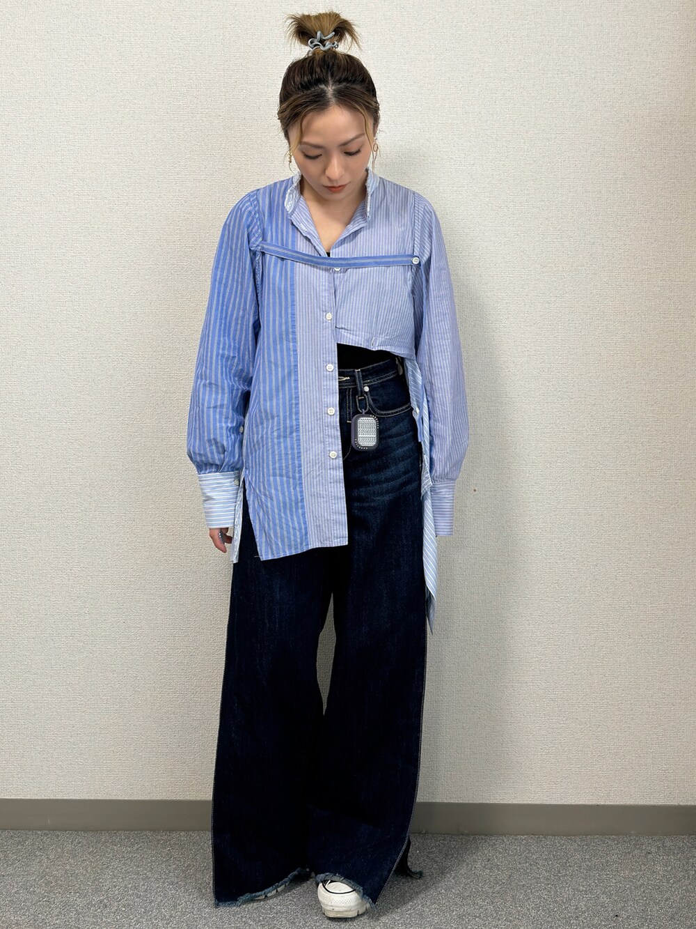 ブルー系のシャツ/ブラウス、ブラック系のスニーカーを着用したレディースの冬コーディネートの5枚目の写真