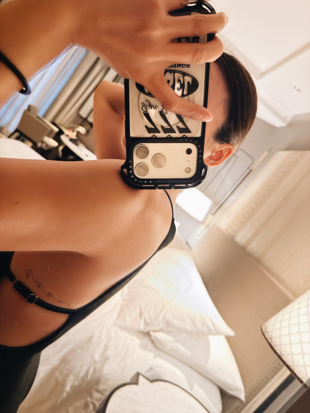 ブラック系の水着、ブラック系のスマホケース/カバーを着用したレディースの冬コーディネートの2枚目の写真