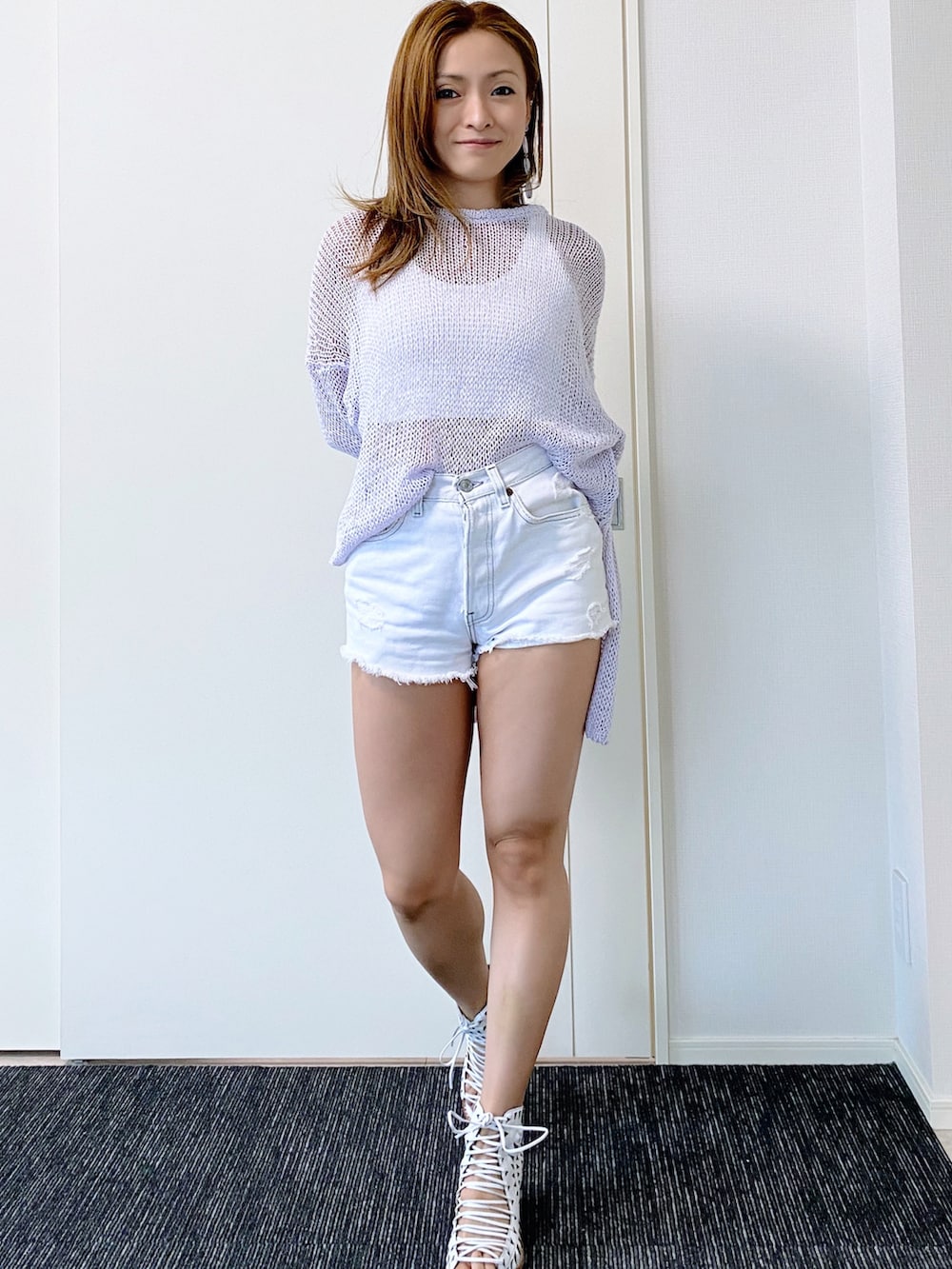 ホワイト系のデニムパンツ、パープル系のニット/セーターを着用したレディースの夏コーディネートの2枚目の写真