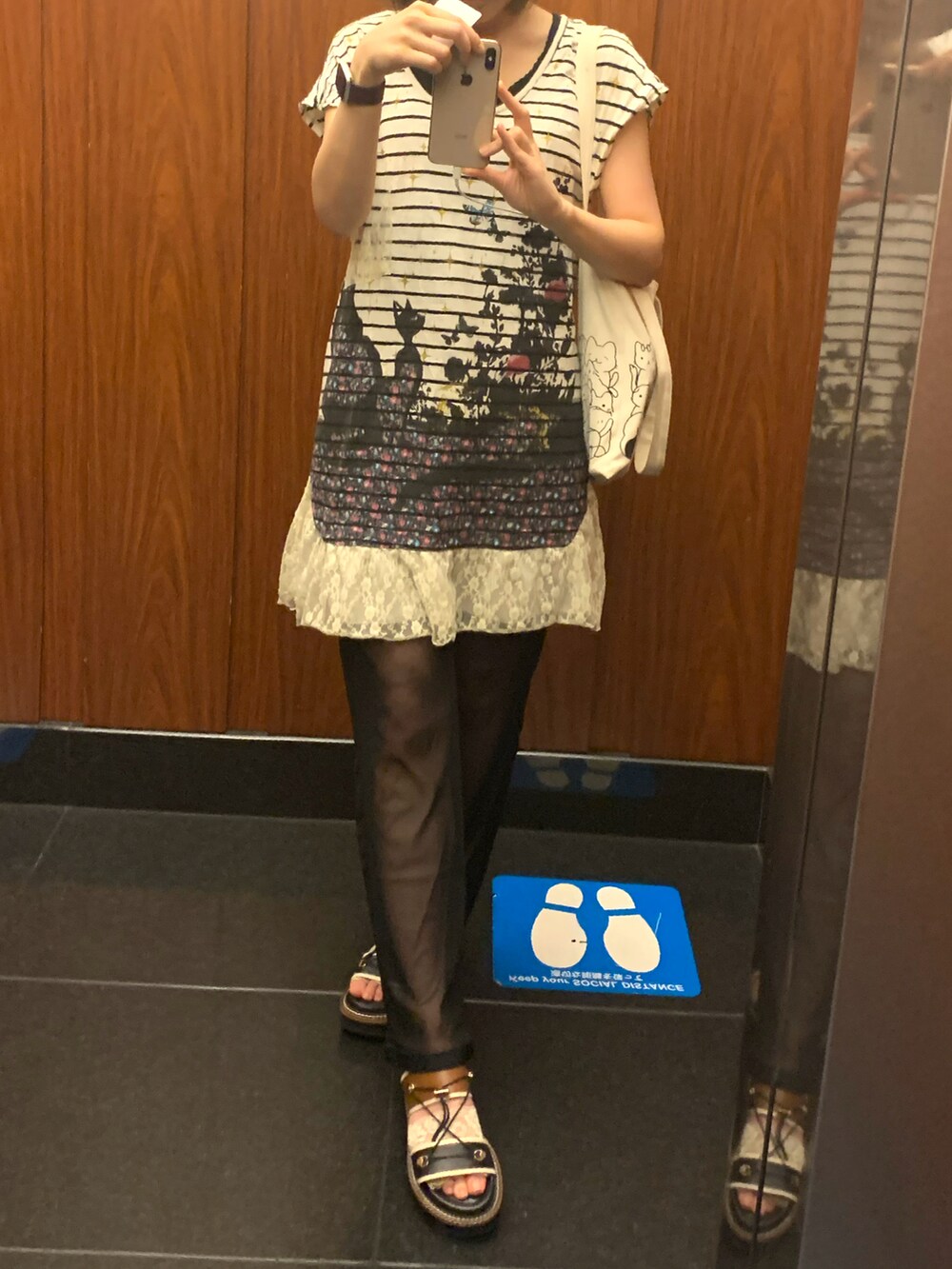 その他のワンピース、ブラウン系のサンダル、ブラック系のレギンス/スパッツを着用したレディースの夏コーディネートの2枚目の写真
