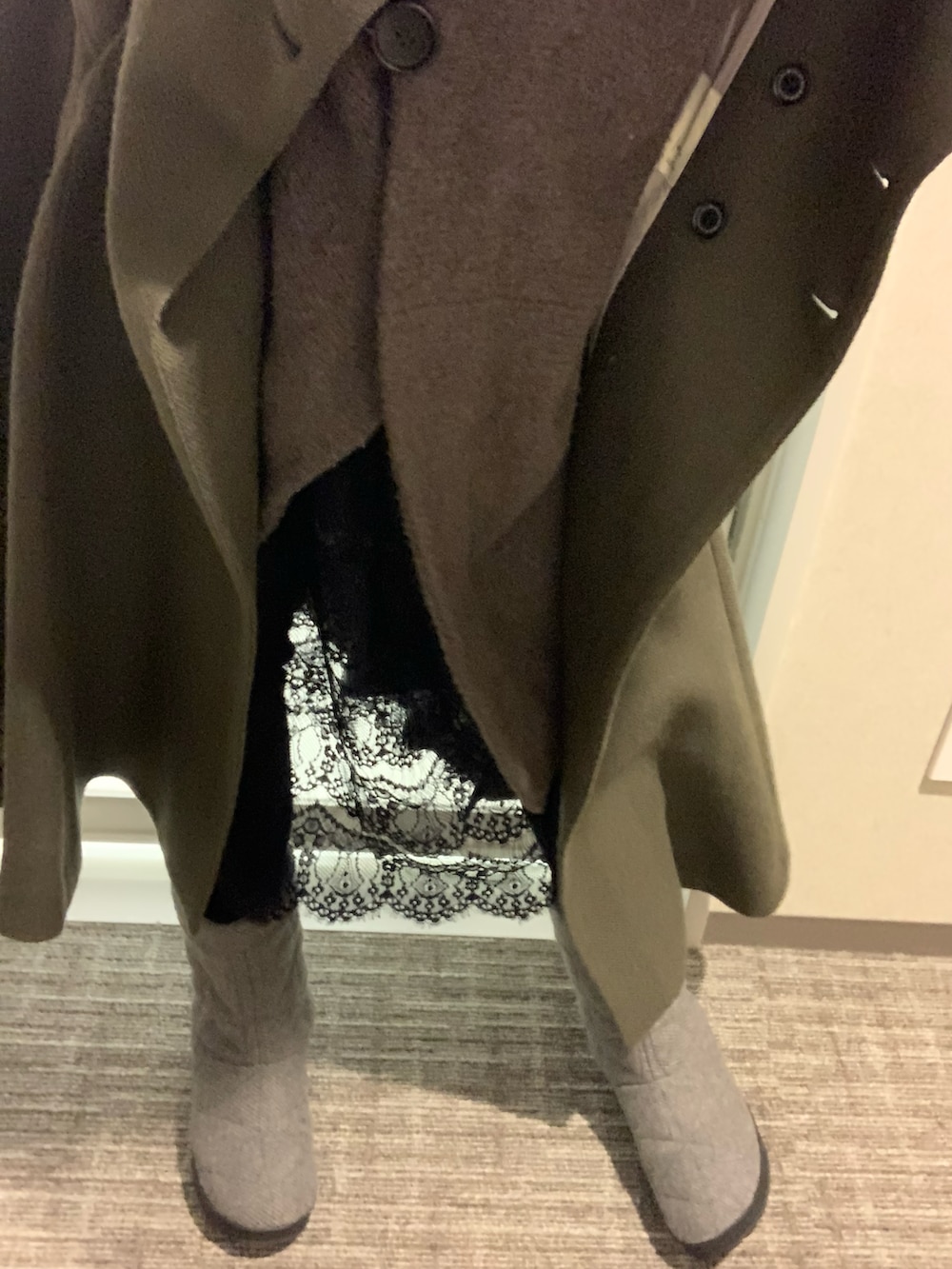 グレー系のブーツ、ブラウン系のジャケット/アウター、グリーン系のジャケット/アウターを着用したレディースの冬コーディネートの3枚目の写真