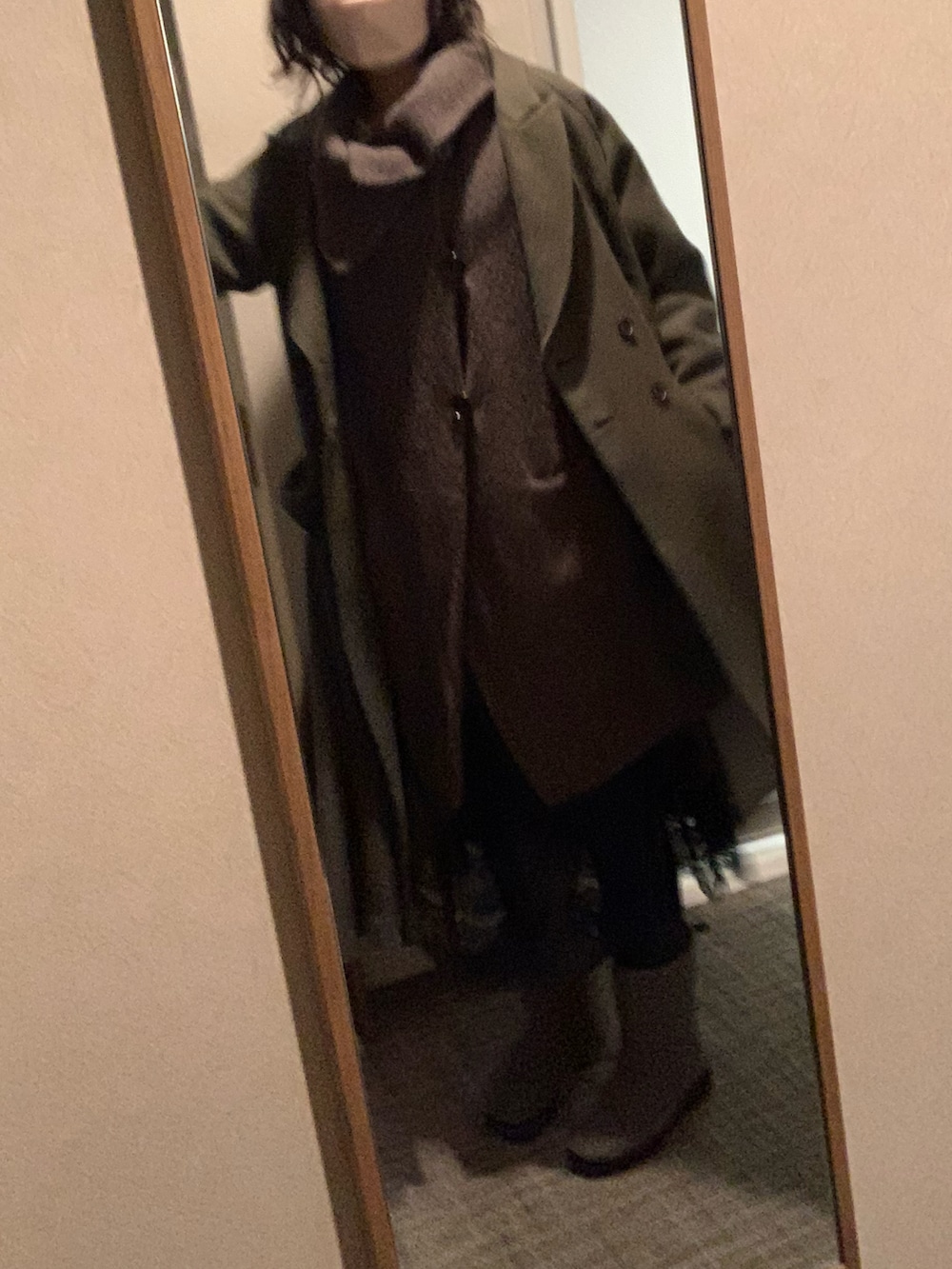 グレー系のブーツ、ブラウン系のジャケット/アウター、グリーン系のジャケット/アウターを着用したレディースの冬コーディネートの2枚目の写真