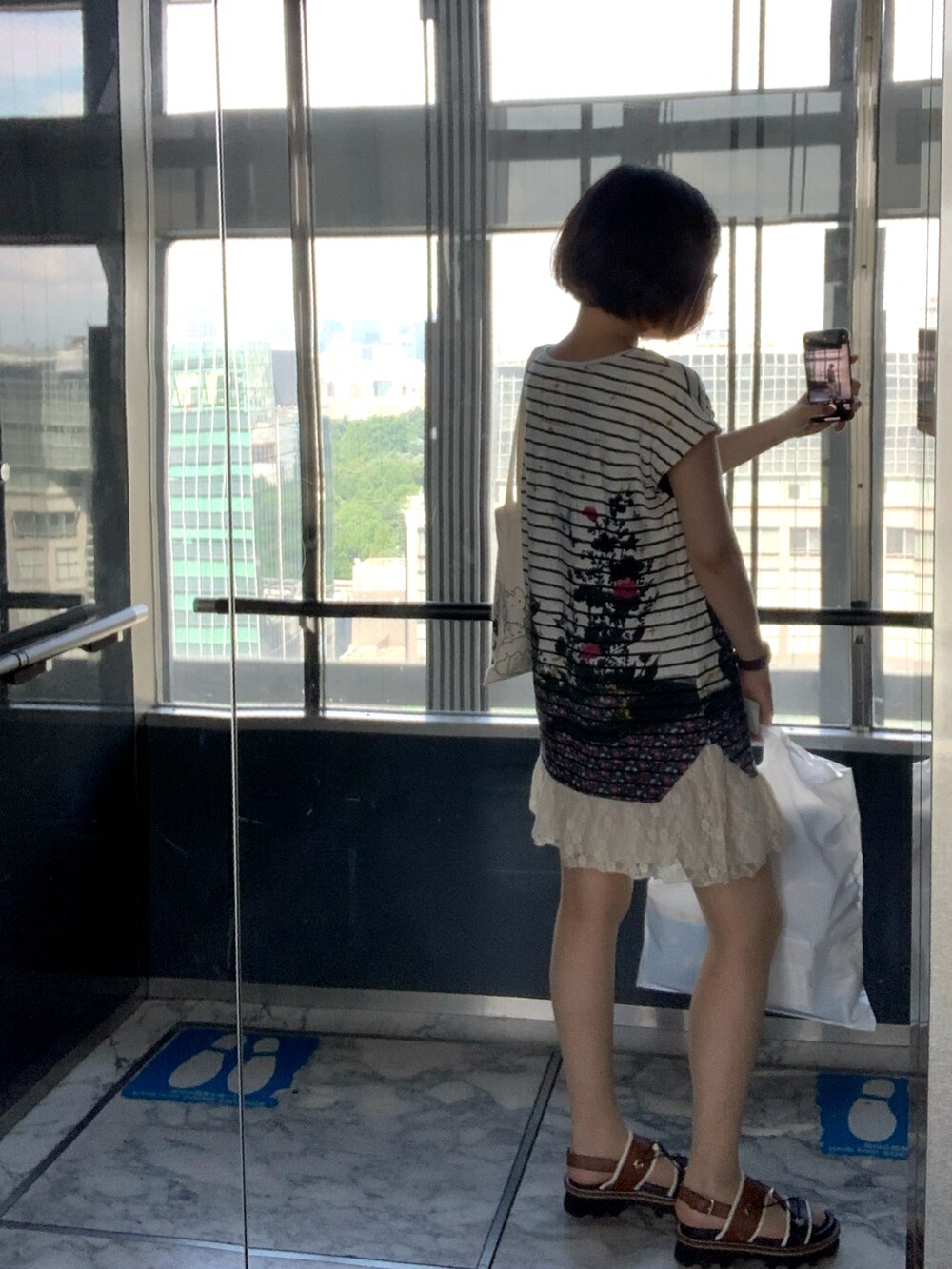 その他のワンピース、ブラウン系のサンダル、ブラック系のレギンス/スパッツを着用したレディースの夏コーディネートの4枚目の写真