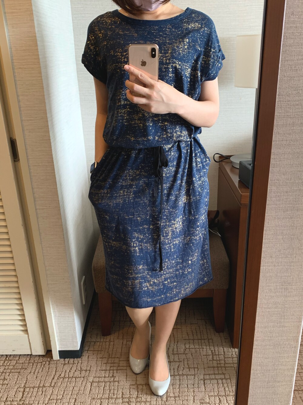 ブルー系のワンピース、グレー系のパンプスを着用したレディースの夏コーディネートの2枚目の写真