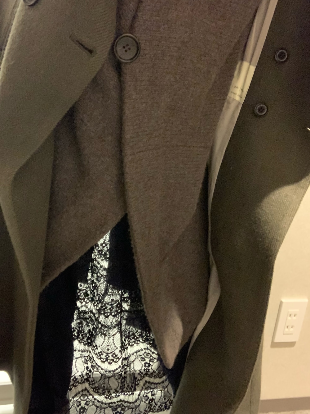 グレー系のブーツ、ブラウン系のジャケット/アウター、グリーン系のジャケット/アウターを着用したレディースの冬コーディネートの4枚目の写真