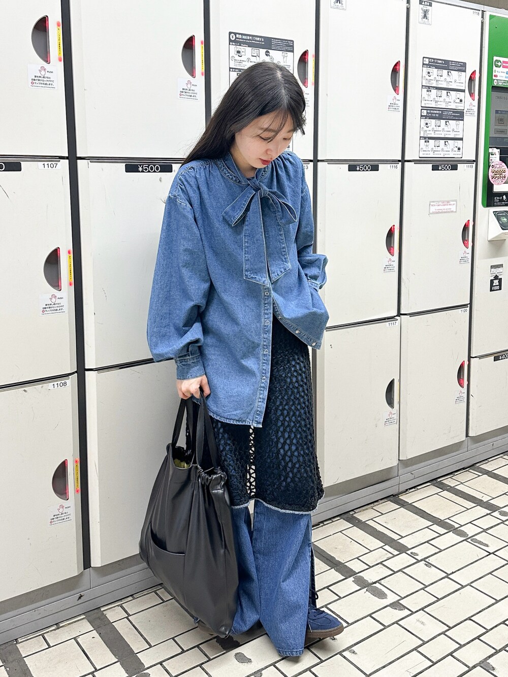 ブルー系のシャツ/ブラウスを着用したレディースの春コーディネートの2枚目の写真