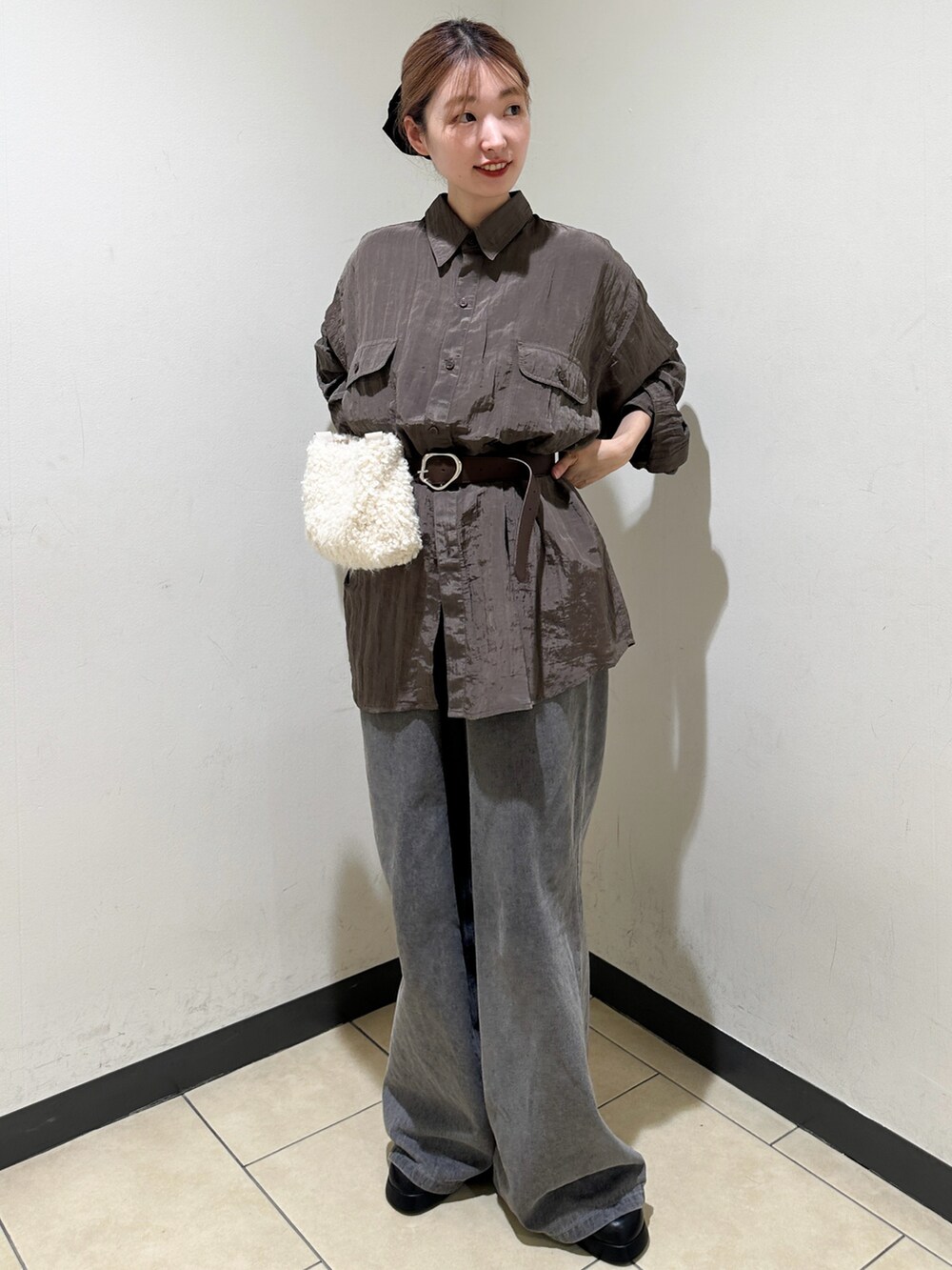 グレー系のシャツ/ブラウス、グレー系のデニムパンツを着用したレディースの秋コーディネートの2枚目の写真