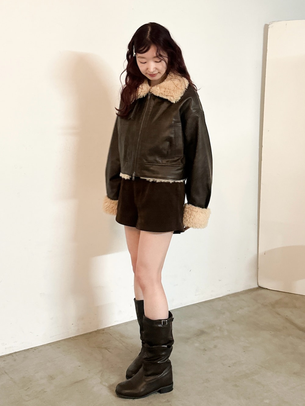 ブラウン系のその他アウター、ブラウン系のその他パンツ、ブラウン系のブーツを着用したレディースの秋コーディネートの2枚目の写真