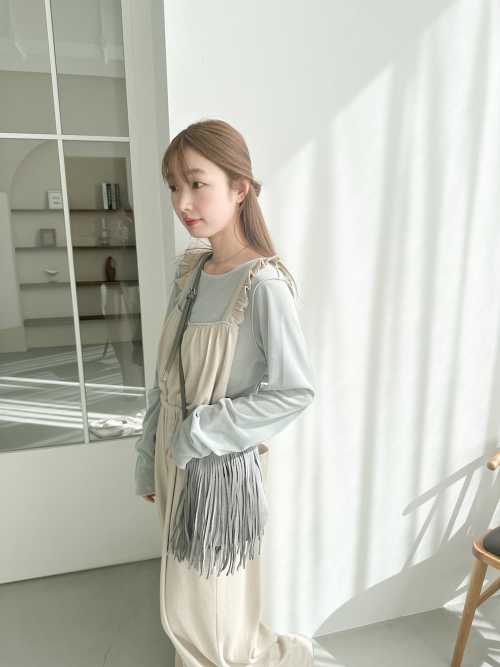 ホワイト系のサロペット/オーバーオール、ブルー系のTシャツ/カットソーを着用したレディースの春コーディネートの3枚目の写真