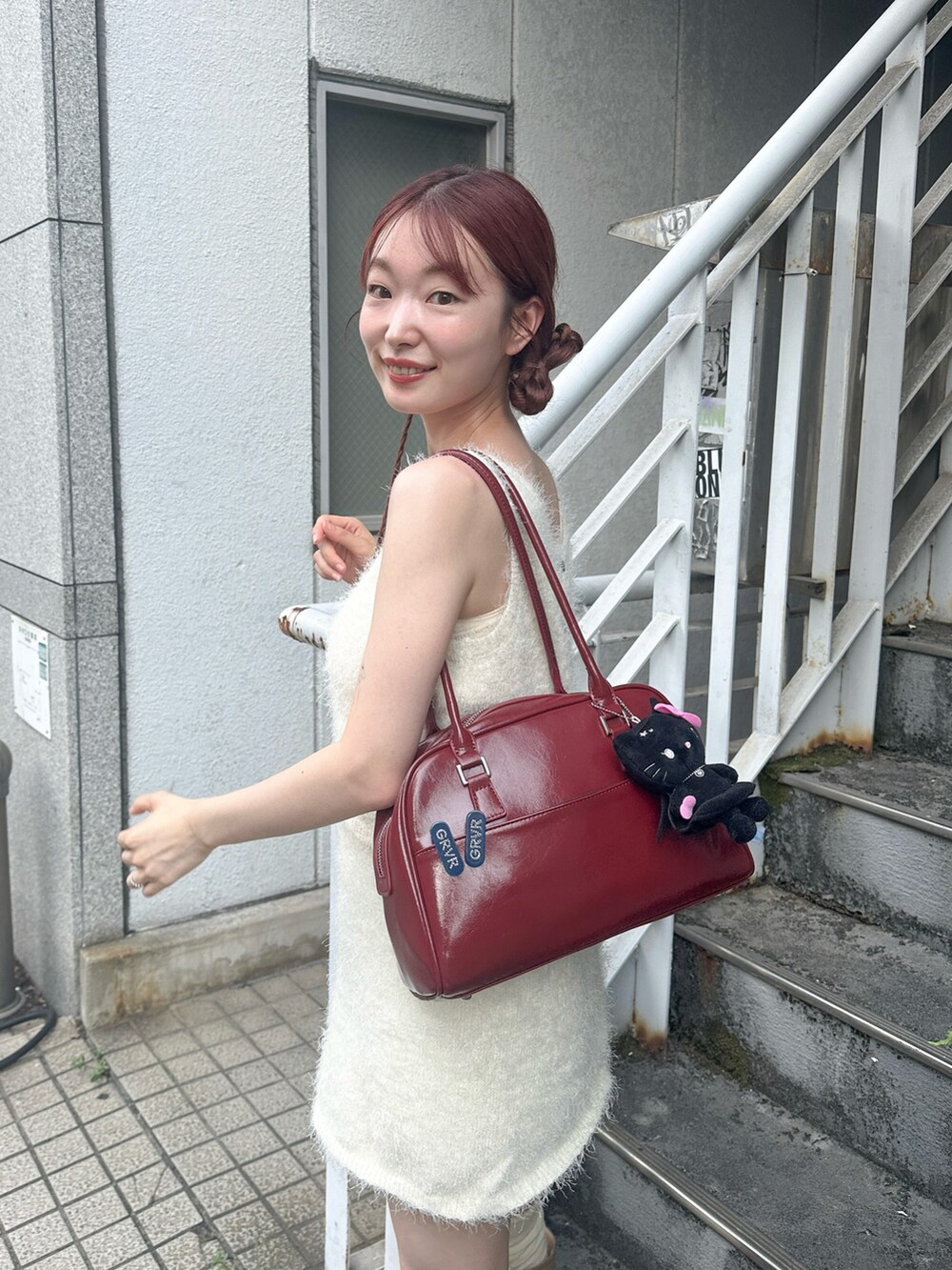 ホワイト系のスカート、ホワイト系のタンクトップ、ホワイト系のソックス/靴下を着用したレディースの夏コーディネートの3枚目の写真