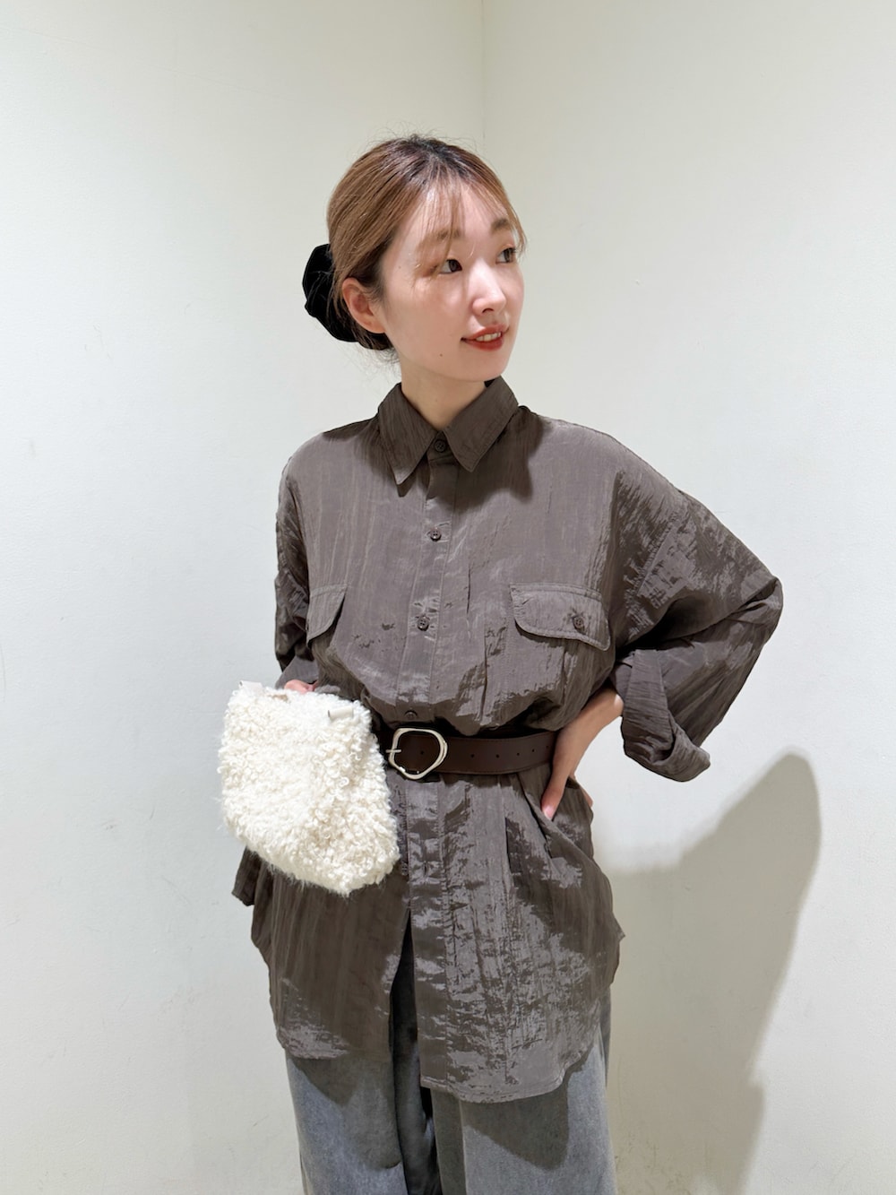 グレー系のシャツ/ブラウス、グレー系のデニムパンツを着用したレディースの秋コーディネートの3枚目の写真