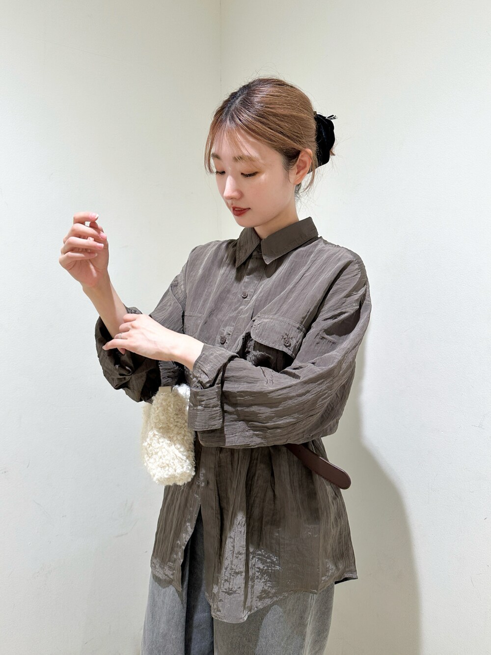 グレー系のシャツ/ブラウス、グレー系のデニムパンツを着用したレディースの秋コーディネートの4枚目の写真