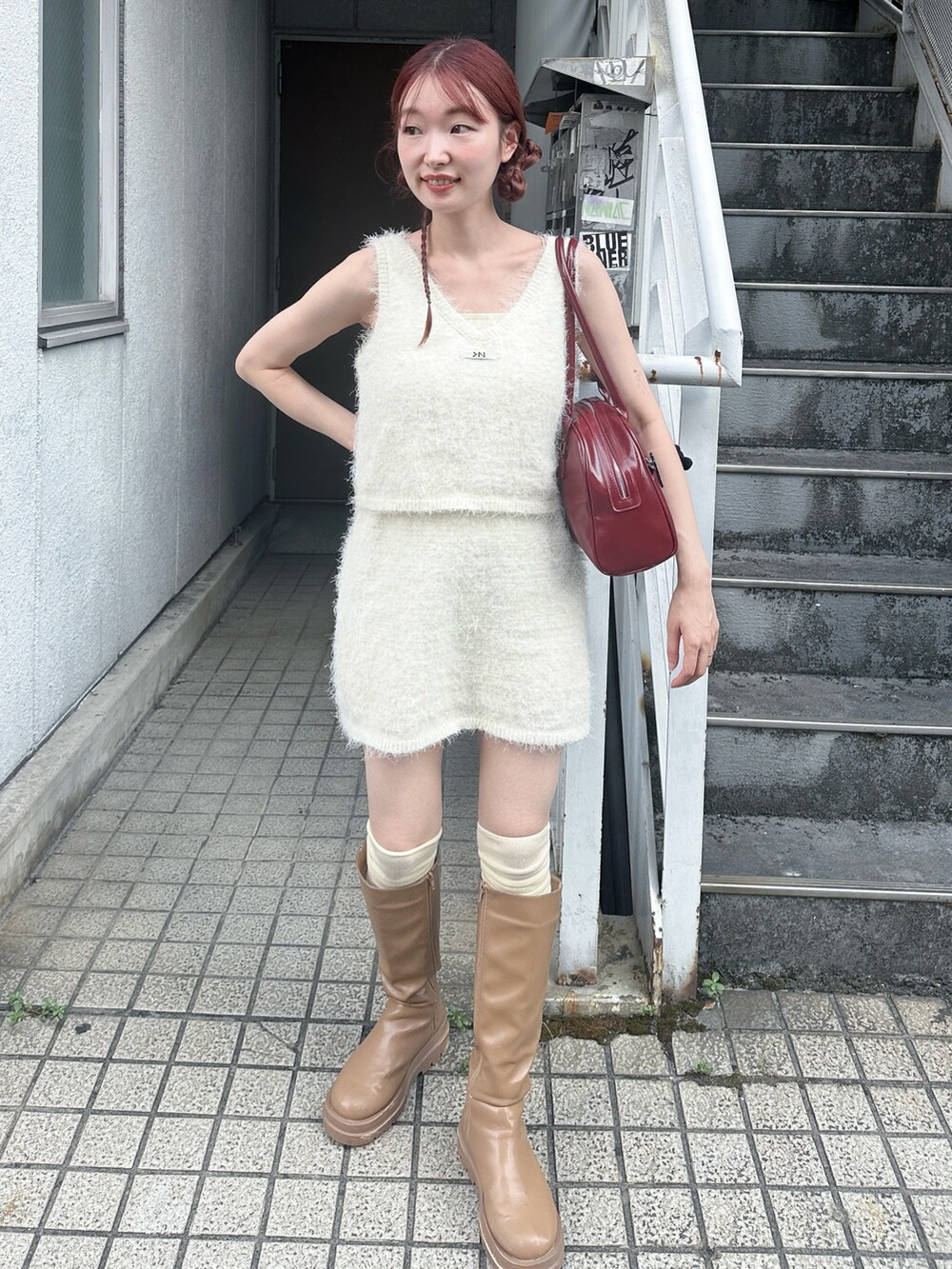 ホワイト系のスカート、ホワイト系のタンクトップ、ホワイト系のソックス/靴下を着用したレディースの夏コーディネートの2枚目の写真