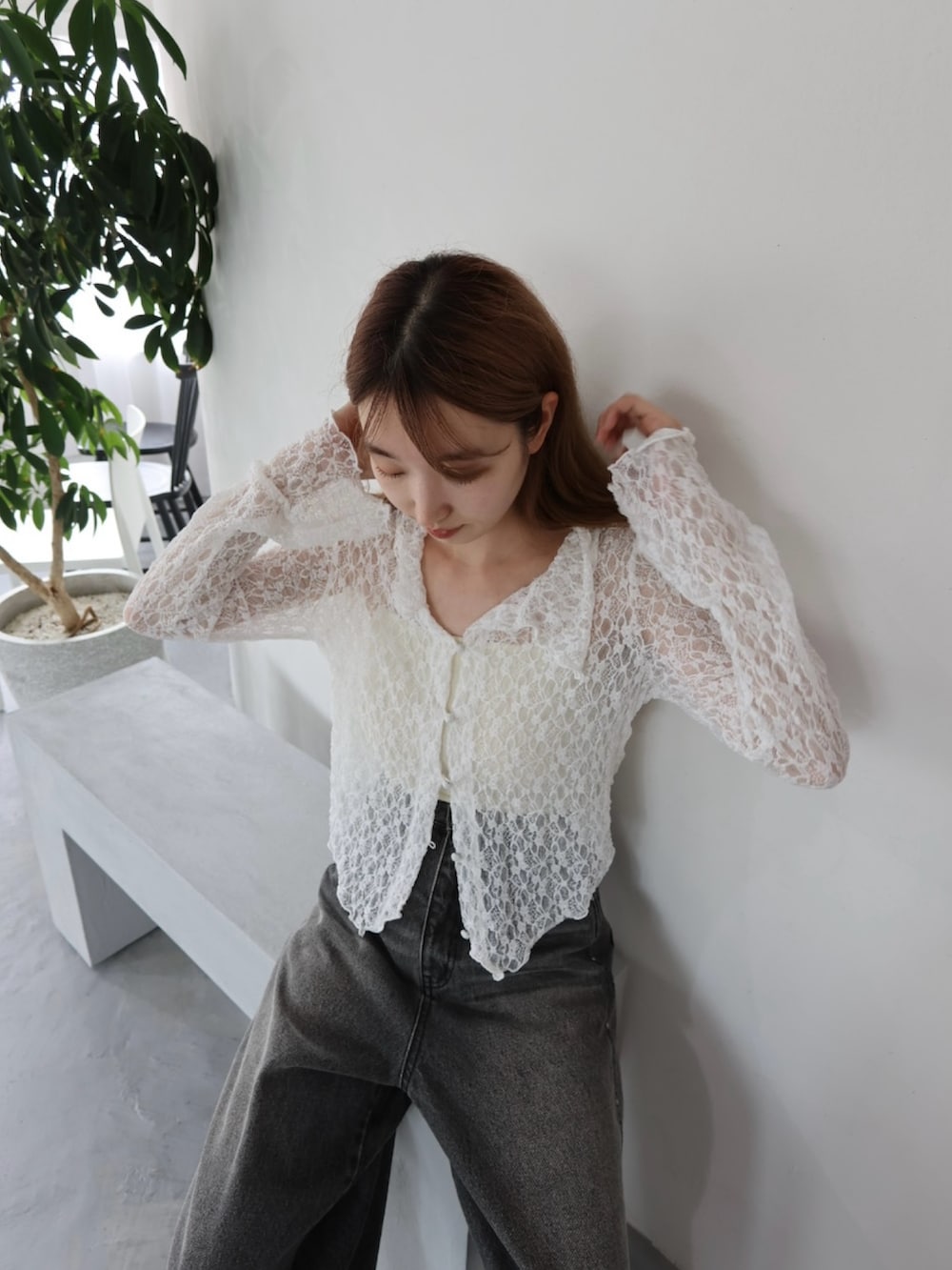 「Kastane、レース、レーストップス、シアー、シアートップス、デニム、シンプルコーデ、きれいめカジュアル、夏コーデ、韓国ファッション、モノトーン、モノトーンコーデ」｜「Kastaneの【S.Mサイズ展開】衿付きレースプルオーバー（Tシャツ/カットソー、ホワイト系）」を使った、ひらさわいずみさん（レディース・158cm）の夏コーディネートの3枚目の写真