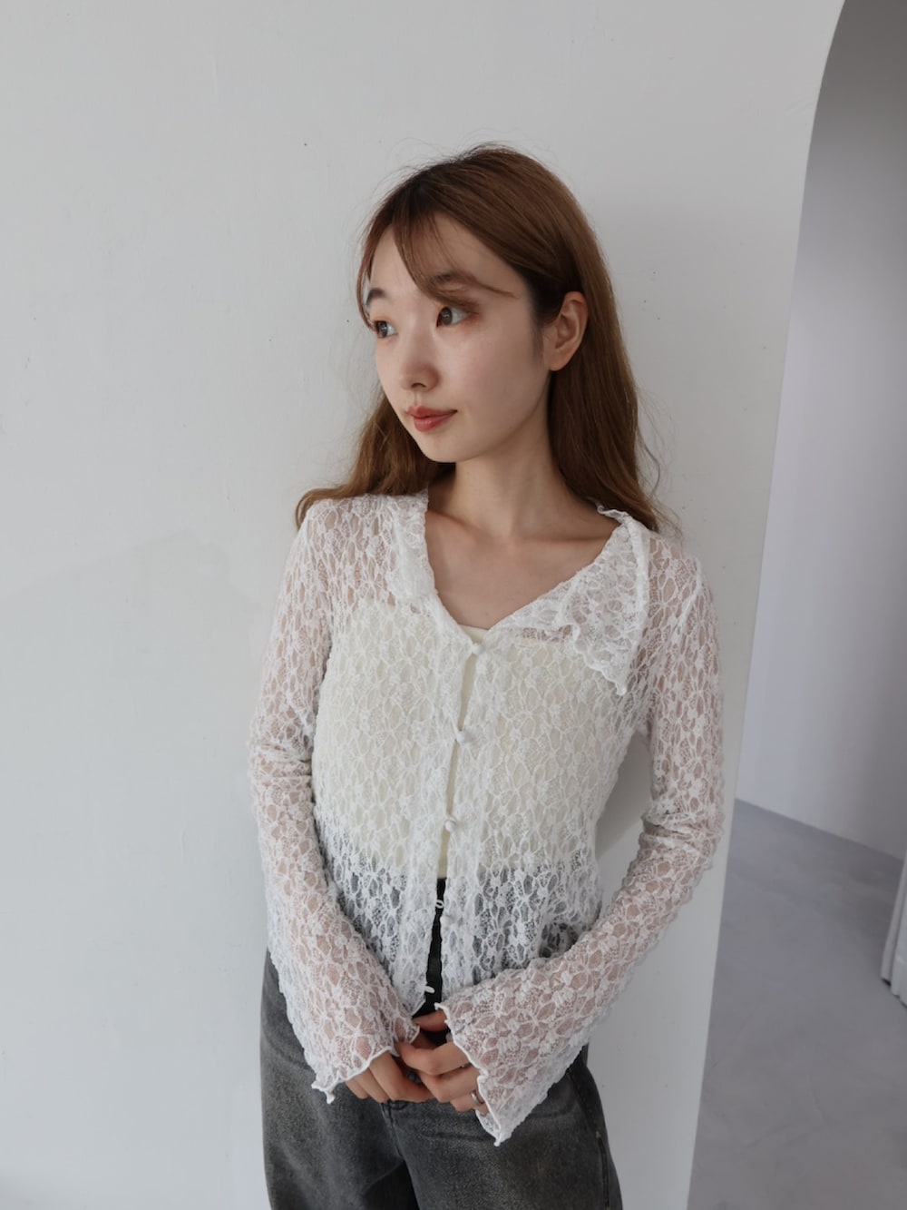 「Kastane、レース、レーストップス、シアー、シアートップス、デニム、シンプルコーデ、きれいめカジュアル、夏コーデ、韓国ファッション、モノトーン、モノトーンコーデ」｜「Kastaneの【S.Mサイズ展開】衿付きレースプルオーバー（Tシャツ/カットソー、ホワイト系）」を使った、ひらさわいずみさん（レディース・158cm）の夏コーディネートの2枚目の写真
