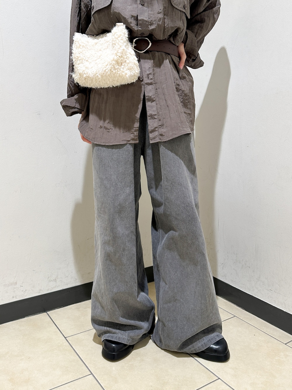 グレー系のシャツ/ブラウス、グレー系のデニムパンツを着用したレディースの秋コーディネートの5枚目の写真