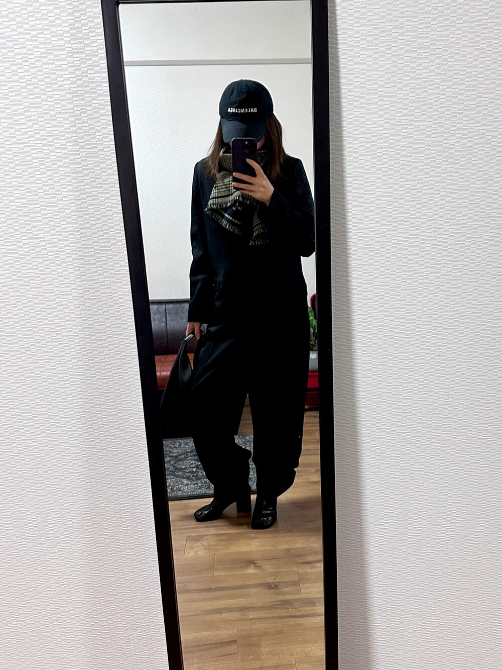 ブラック系のジャケット/アウター、ブラック系のジャケット/アウター、ブラック系のシューズを着用したレディースの冬コーディネートの2枚目の写真