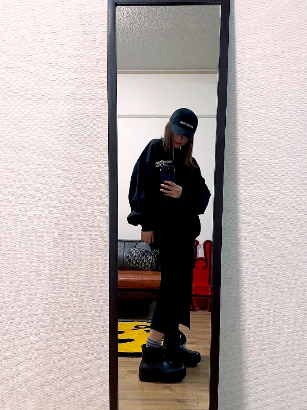 ブラック系のジャケット/アウター、ブラック系のスカート、ブラウン系のシューズを着用したレディースの秋コーディネートの2枚目の写真