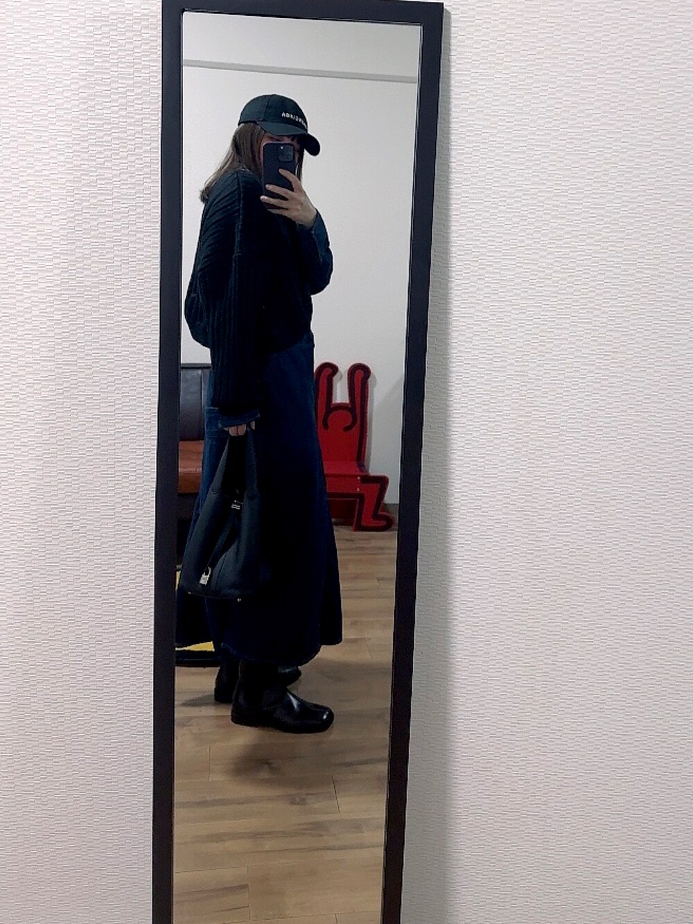 ブルー系のワンピース、ブラック系のその他トップス、ブラック系のバッグを着用したレディースの秋コーディネートの2枚目の写真