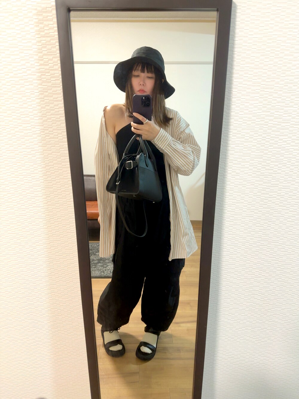 ベージュ系のシャツ/ブラウス、ブラック系のカーゴパンツ、ブラック系のバッグを着用したレディースの春コーディネートの3枚目の写真