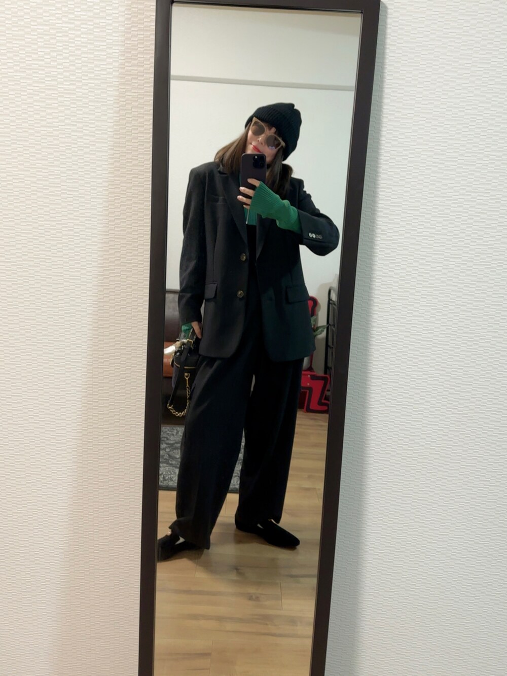 グリーン系のジャケット/アウター、ブラック系のトップス、グレー系のジャケット/アウターを着用したレディースの冬コーディネートの2枚目の写真