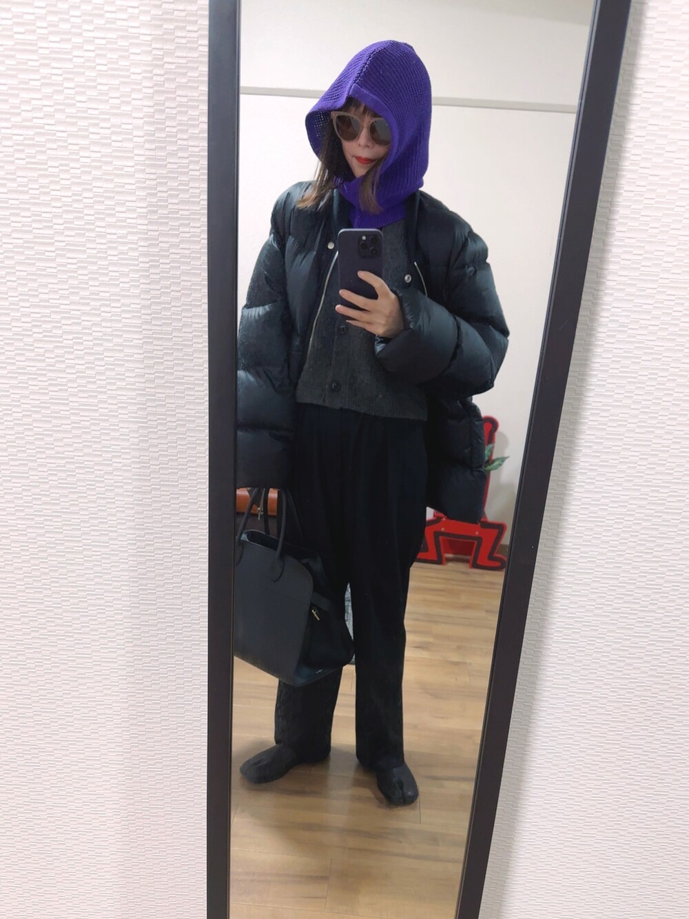 ブラック系のジャケット/アウター、ブラック系のバッグ、ブラック系のジャケット/アウターを着用したレディースの冬コーディネートの2枚目の写真